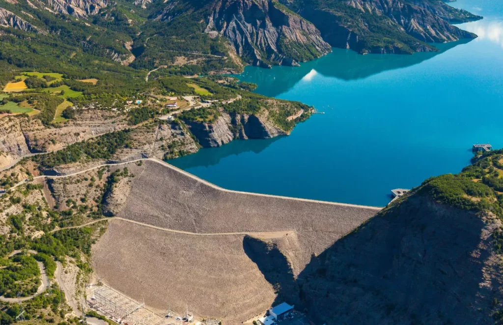 Vue aérienne du barrage de Serre-Ponçon
